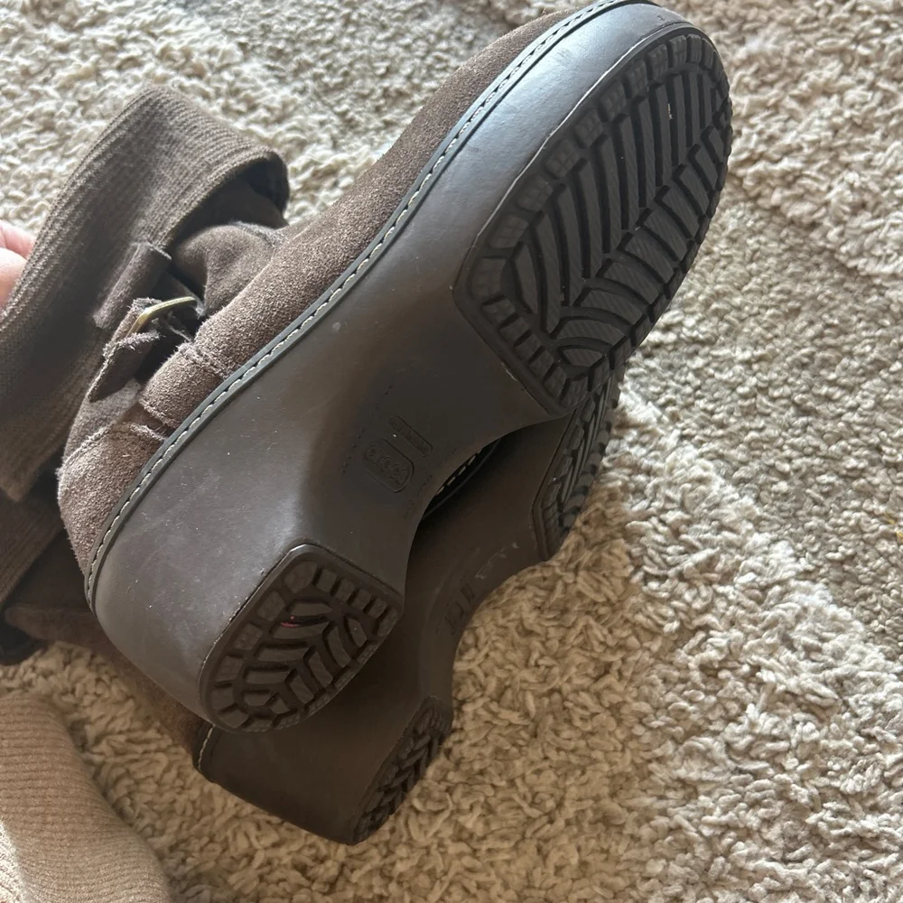 Crocs Boots Womens 7 Cobbler Brown Suede Wedge Pull On Cuff Casual Classic